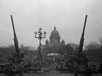 Фото Давида Трахтенберга «Зенитчики на страже Ленинградского неба».