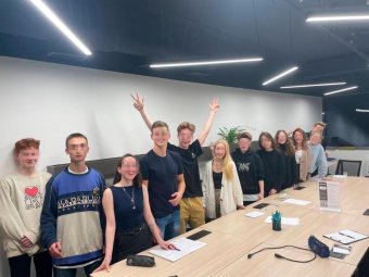 Фото: группа «ВК» «Молодëжного Сообщества предпринимателей». Мальчуган — в центре с поднятыми руками.